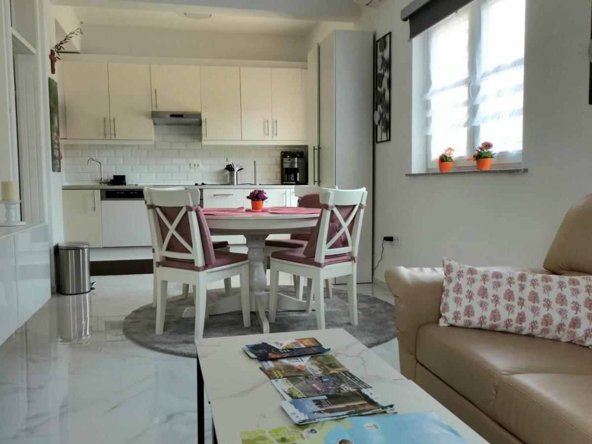 Apartment Grazia พูลา ภายนอก รูปภาพ